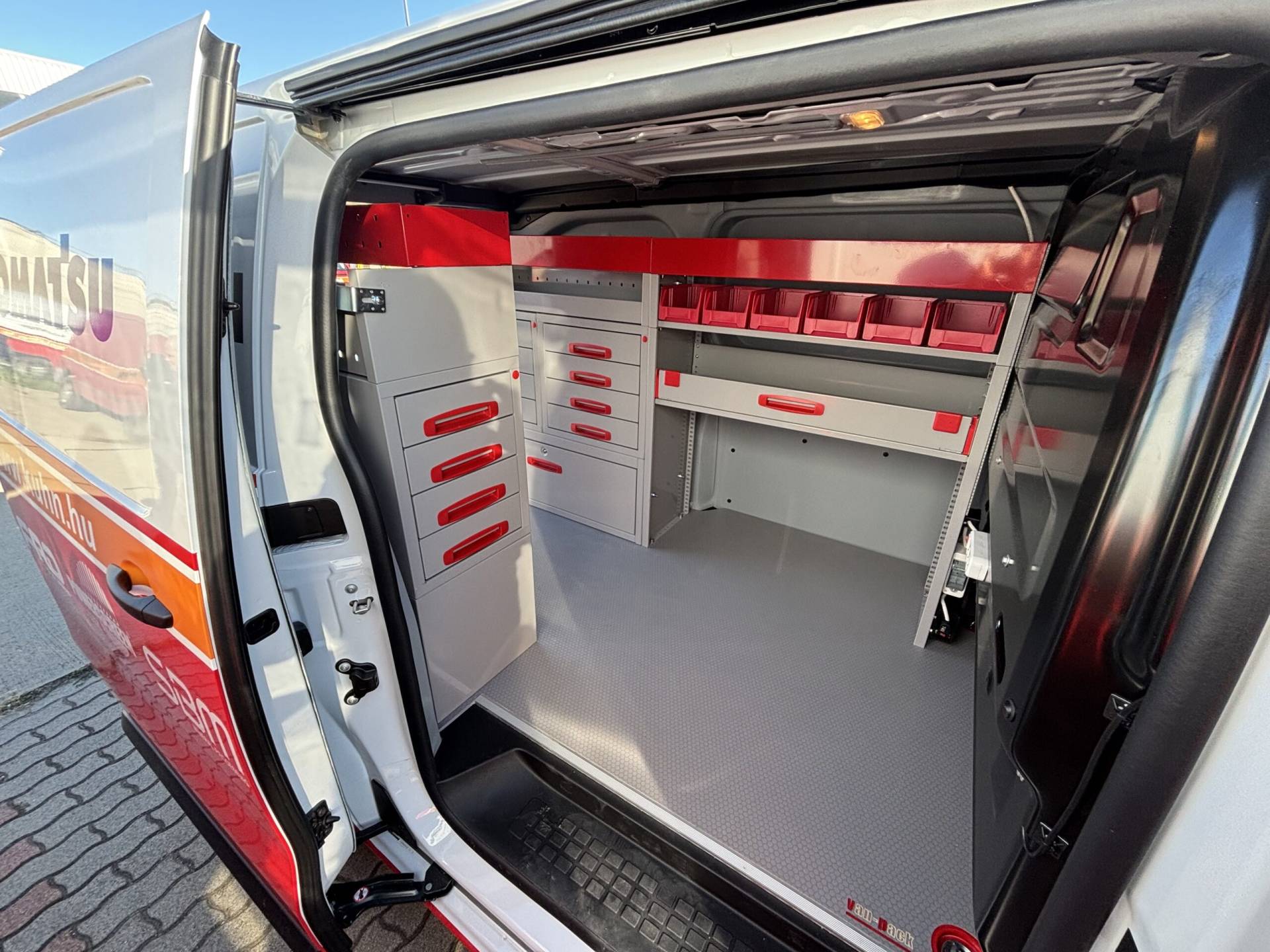 Szervíz autó polcrendszer